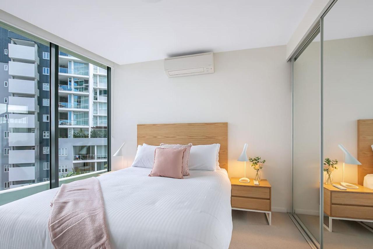 'riverfront Flow' Poolside And Portside In Hamilton Apartment