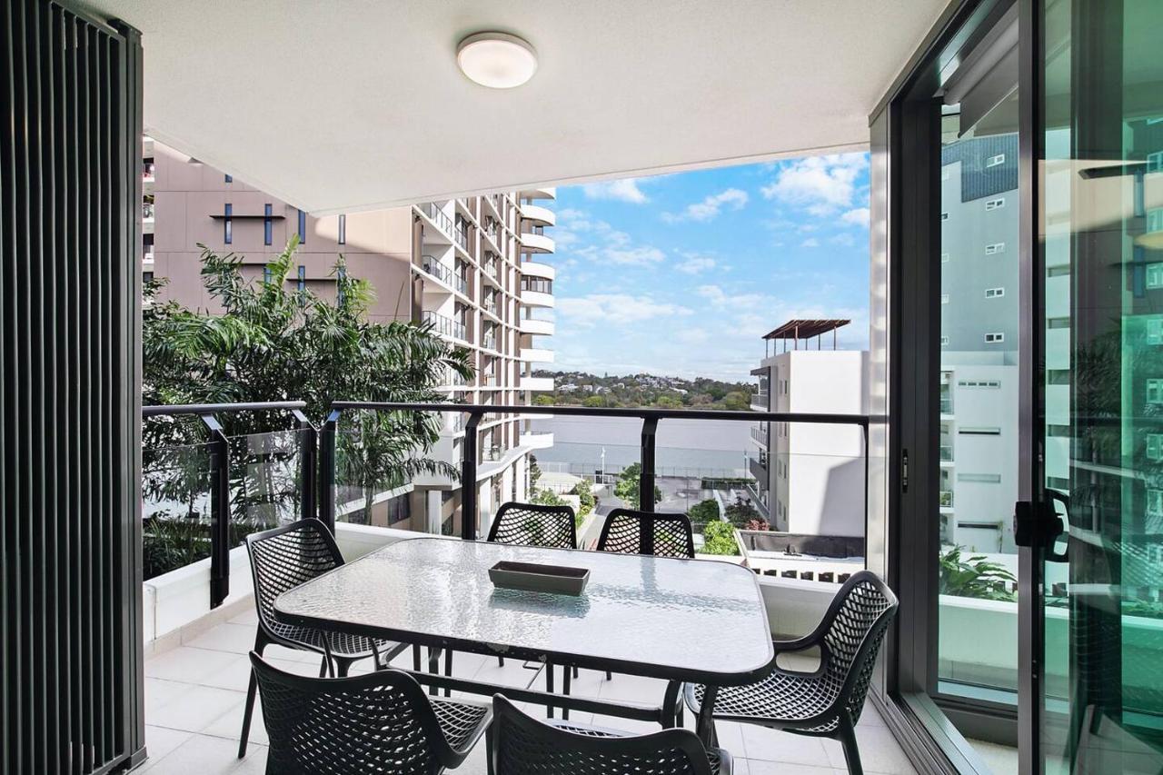 Apartment 'riverfront Flow' Poolside And Portside In Hamilton