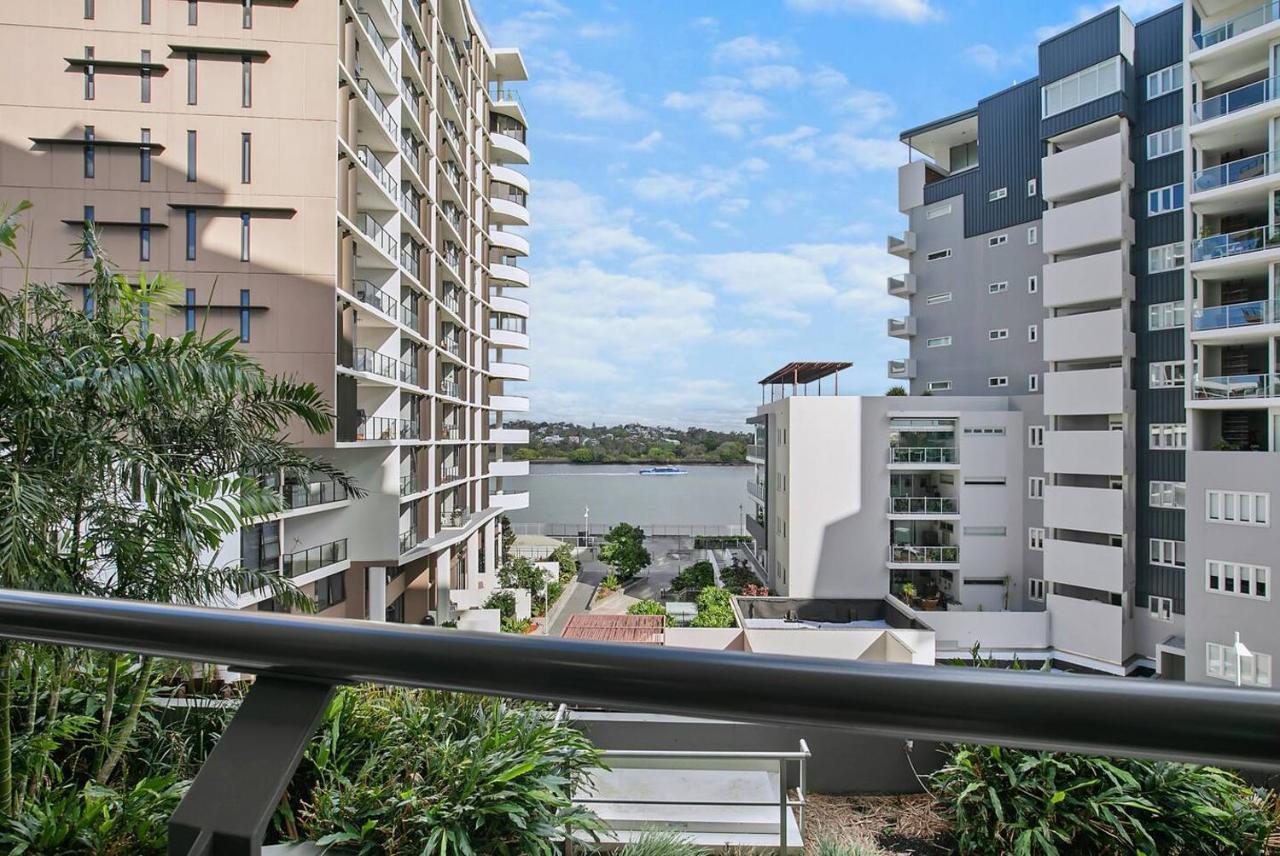 'riverfront Flow' Poolside And Portside In Hamilton Apartment *